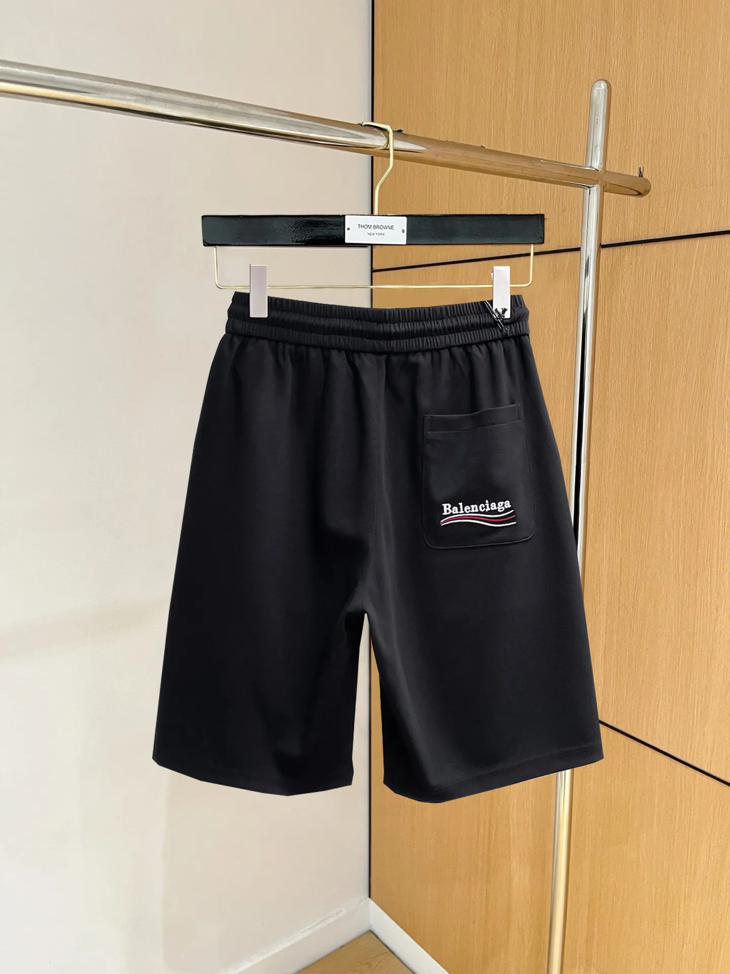 Balenciaga's three-standard complete 2025 summer New Arrival men's casual shorts, advanced custom-made Breathable fabric, Breathable fabric, extremely stretchy and comfortable, impeccable details, top-grade accessories, original logo design concept, delicate and soft feel! The upper body fit is awesome! Size: M-XXXL Please state your height and weight when ordering